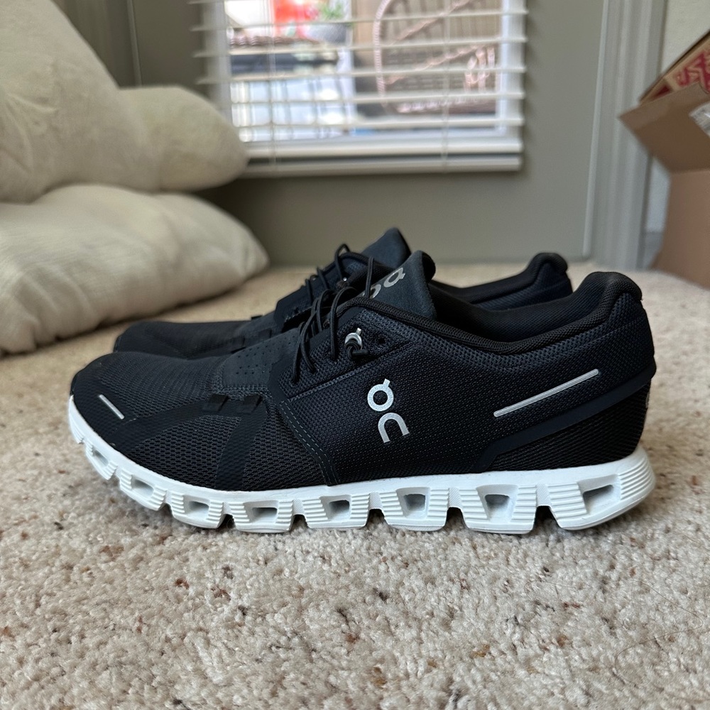 On Running Cloud 5 Mens size 10